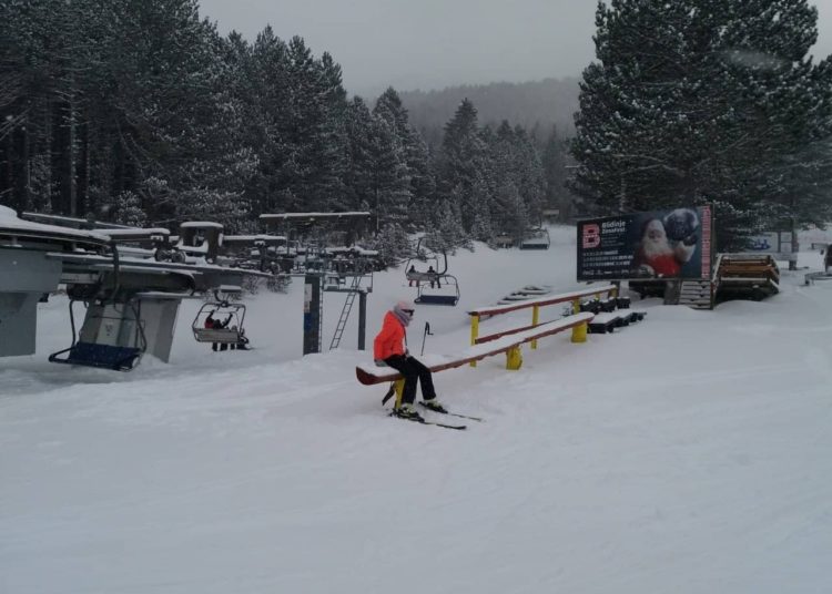 Idila na Blidinju: Unatoč buri i minusima mnoštvo posjetitelja uživa na snijegu