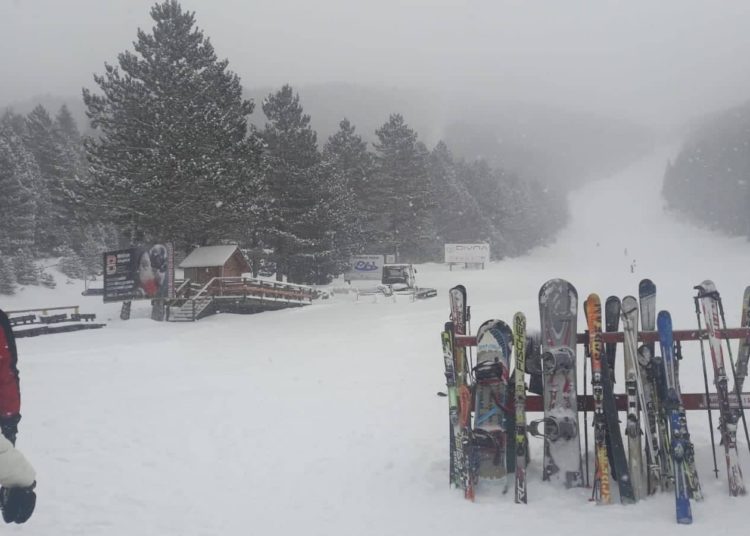 Idila na Blidinju: Unatoč buri i minusima mnoštvo posjetitelja uživa na snijegu