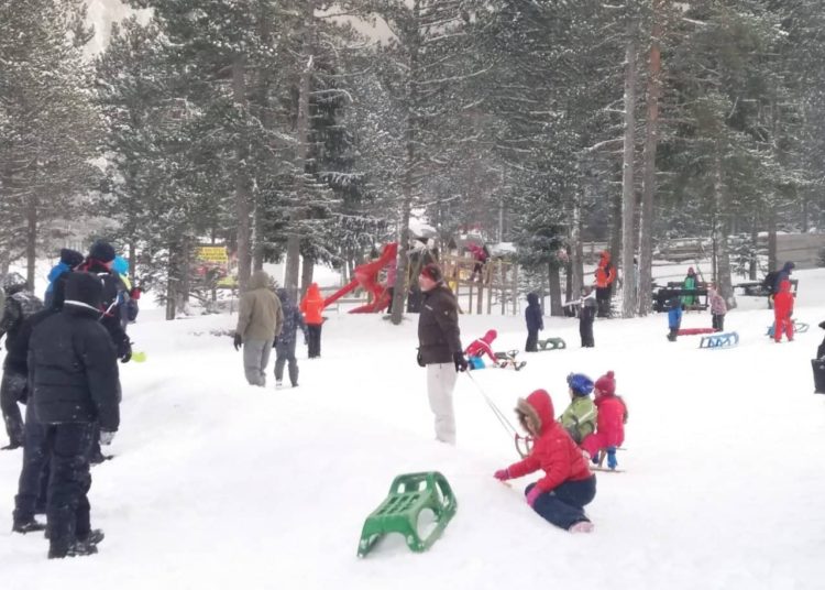 Idila na Blidinju: Unatoč buri i minusima mnoštvo posjetitelja uživa na snijegu