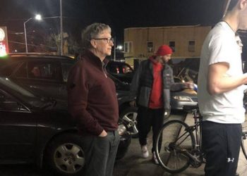 Ova fotografija Billa Gatesa postala je hit na internetu, vidite li zbog čega