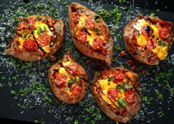 Recept za najslasniji zapečeni krumpir sa sirom i špekom