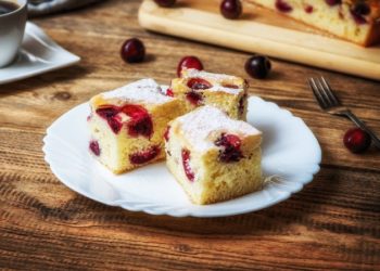 Recept za sočni kolač s jogurtom i višnjama koji bismo jeli od jutra do večeri