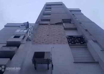 U Mostaru vjetar odnio fasadu sa zgrade