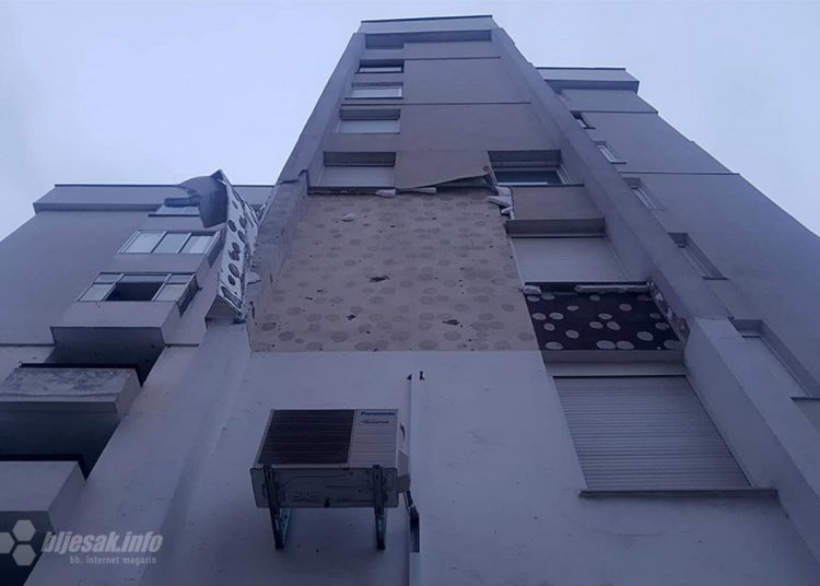 U Mostaru vjetar odnio fasadu sa zgrade