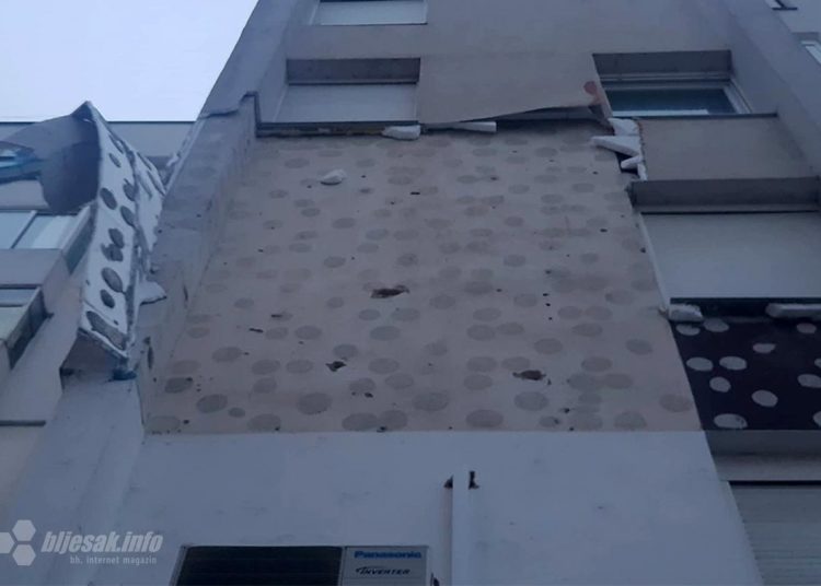 U Mostaru vjetar odnio fasadu sa zgrade