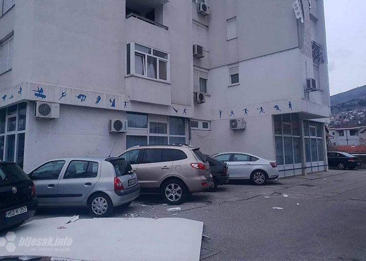 U Mostaru vjetar odnio fasadu sa zgrade