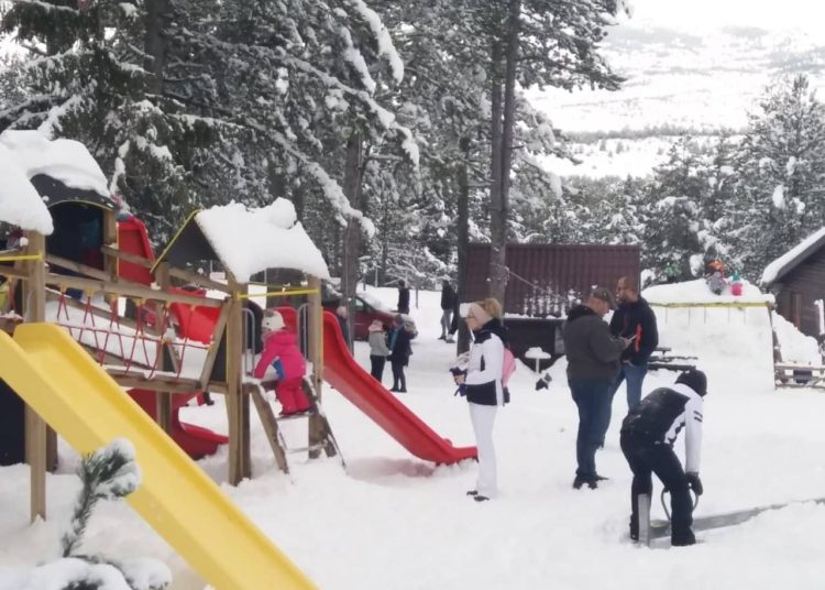 Snijeg na Blidinju neprestano pada, bijeli prekrivač viši od metra