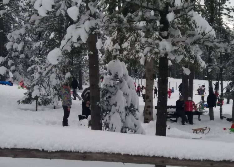 Snijeg na Blidinju neprestano pada, bijeli prekrivač viši od metra