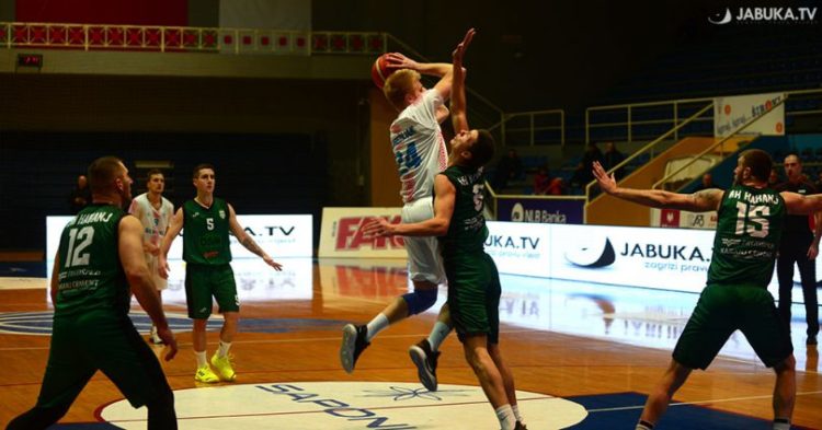 Široki uvjerljiv protiv Kaknja na Pecari