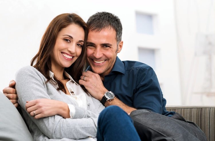 Treba li žena uzeti muževo prezime?