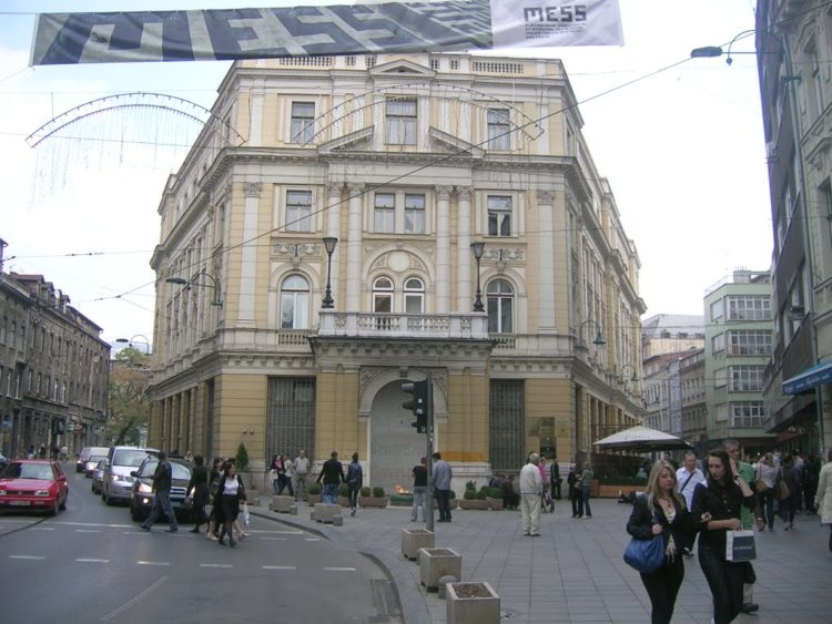 Drama u Sarajevu: Muškarac se popeo na Vječnu vatru i vikao “Allahu ekber” i “Ovo je džamahirija”