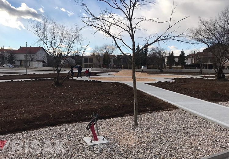 Širokobriježani šetaju Borkom dok isčekuju proljeće kada će park zasjati u punom sjaju