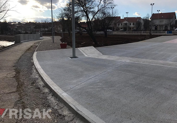 Širokobriježani šetaju Borkom dok isčekuju proljeće kada će park zasjati u punom sjaju