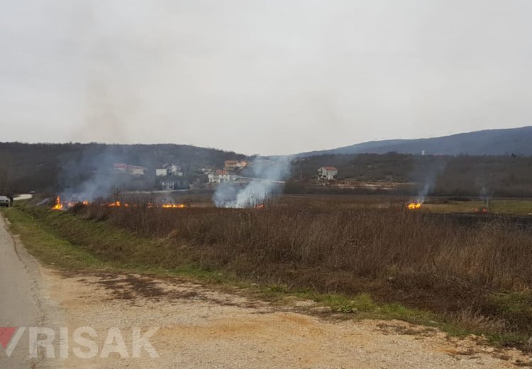 Široki Brijeg: Na Mokarskom polju gori nisko raslinje