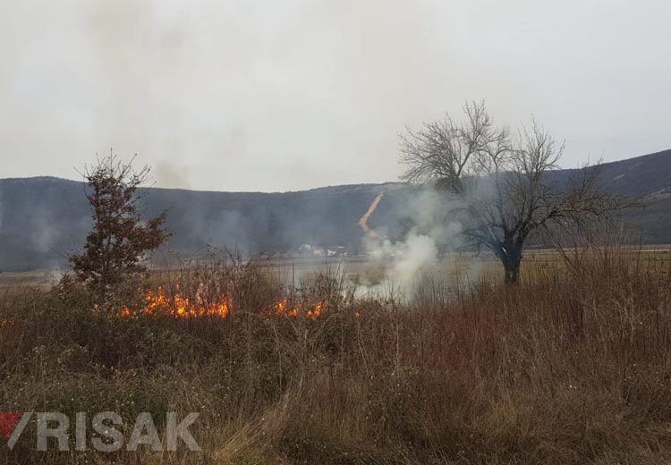 Široki Brijeg: Na Mokarskom polju gori nisko raslinje