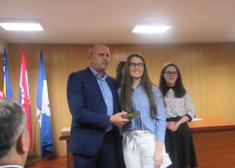 Irena Granić pobjednica pjesničke večeri ljubuških srednjoškolaca