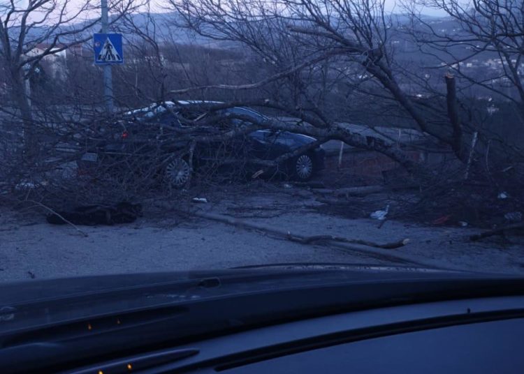 FOTO: Široki Brijeg trpi veliku štetu zbog orkanske bure