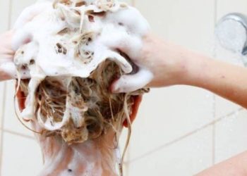 Rješenje vječne dileme: Treba li kosu prati ujutro ili navečer?