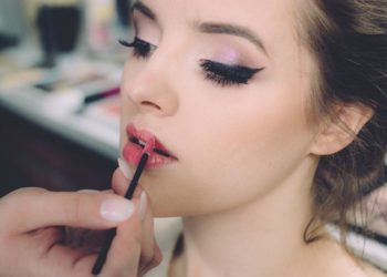 Blistava koža i jarke boje: 6 make up trendova koje trebate isprobati