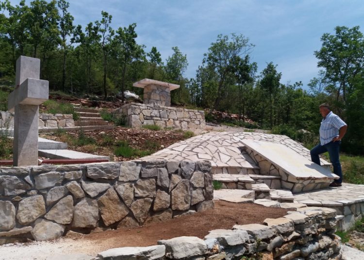 U tijeku je obnova grobova ubijenih fratara u mjestu Gornji Gradac