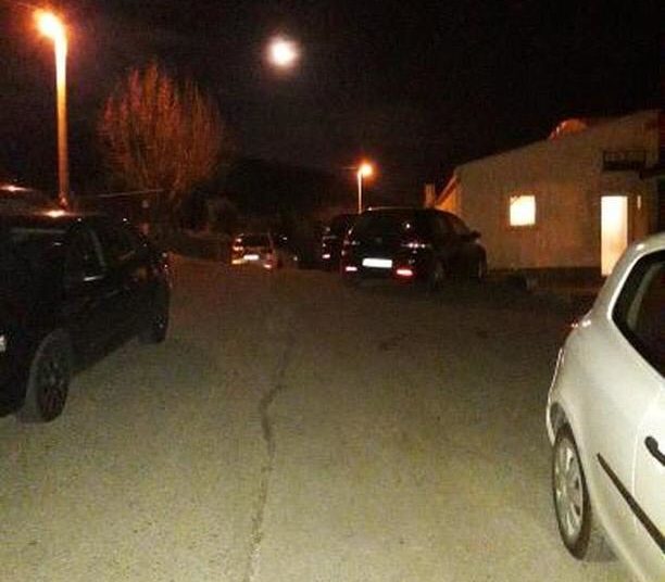 Čitatelj s Lisa: Zbog auta na cesti jedva se prolazi do okolnih kuća
