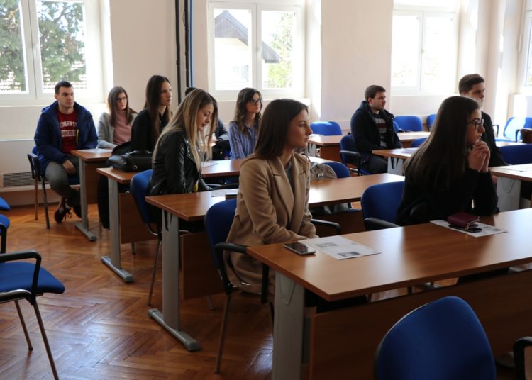 Široki Brijeg: Gradonačelnik Kraljević potpisao ugovore s dobitnicima studentskih stipendija