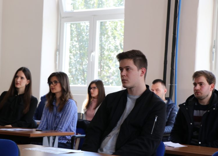 Široki Brijeg: Gradonačelnik Kraljević potpisao ugovore s dobitnicima studentskih stipendija