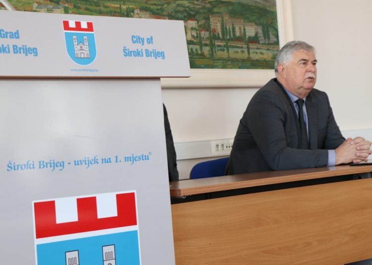 Široki Brijeg: Gradonačelnik Kraljević potpisao ugovore s dobitnicima studentskih stipendija