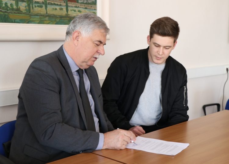 Široki Brijeg: Gradonačelnik Kraljević potpisao ugovore s dobitnicima studentskih stipendija