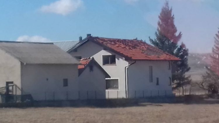 GRAĐANI U PROBLEMIMA: Kako popraviti štete od vjetra kada nema majstora za popravke krovova