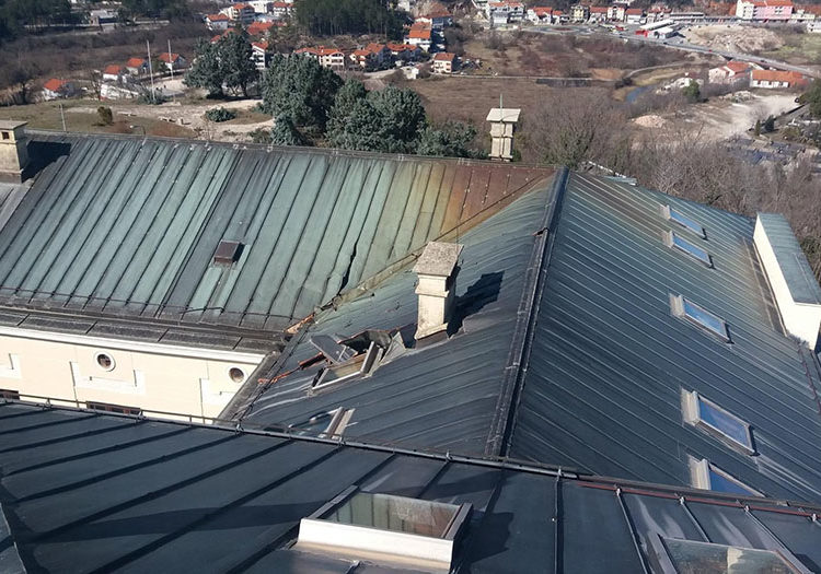 Pogledajte video kako orkanska bura ”raskriva” širokobriješku Gimnaziju