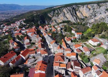 Dobra vijest za mlade obitelji u Imotskom: 10 tisuća kuna za prvo, 20 za drugo, a 50 tisuća za treće i svako iduće dijete