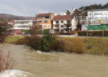 FOTO: Velika količina kiše podignula vodostaj rijeke Lištice