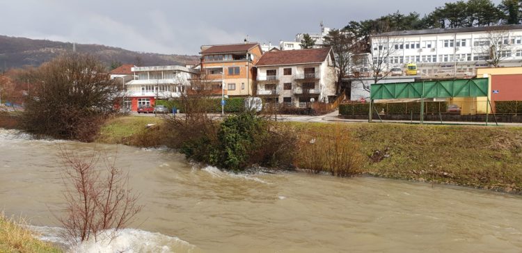 FOTO: Velika količina kiše podignula vodostaj rijeke Lištice