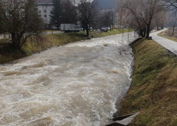 FOTO: Velika količina kiše podignula vodostaj rijeke Lištice