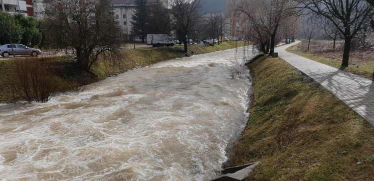 FOTO: Velika količina kiše podignula vodostaj rijeke Lištice