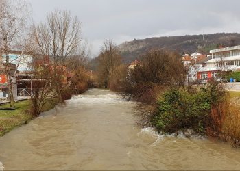 FOTO: Velika količina kiše podignula vodostaj rijeke Lištice