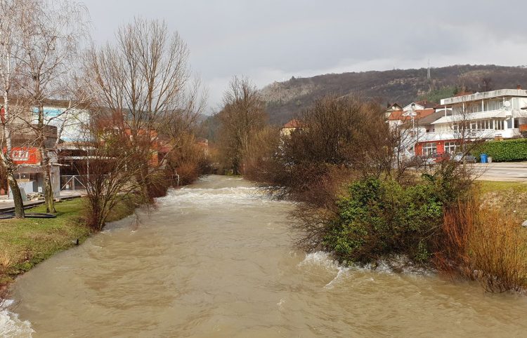 FOTO: Velika količina kiše podignula vodostaj rijeke Lištice
