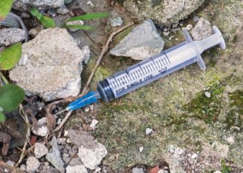 Strava u Mostaru: Narkoman se “bode” kod škole i baca iglu na pod (VIDEO)