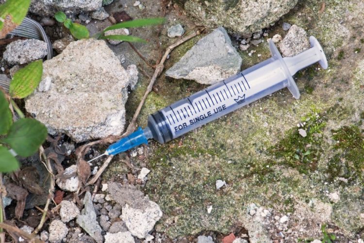 Strava u Mostaru: Narkoman se “bode” kod škole i baca iglu na pod (VIDEO)