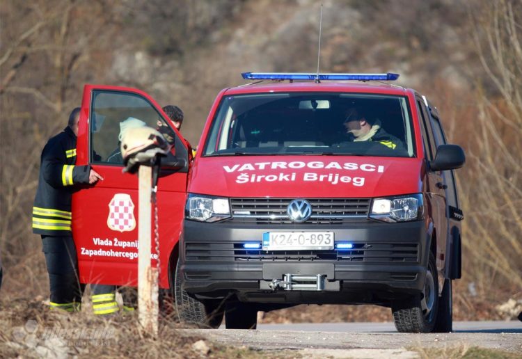Široki Brijeg: Lokaliziran veći požar, vatrogasci spasili poslovni objekt