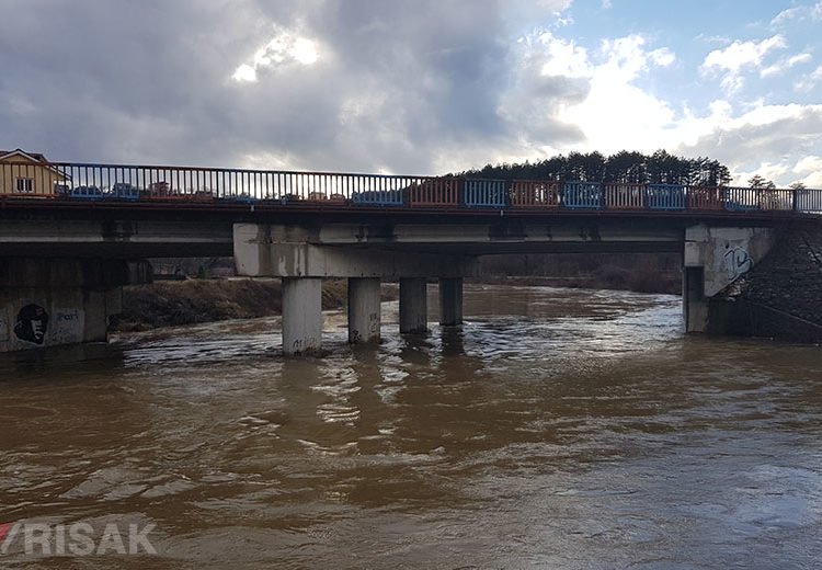 FOTO: Velika količina kiše podignula vodostaj rijeke Lištice