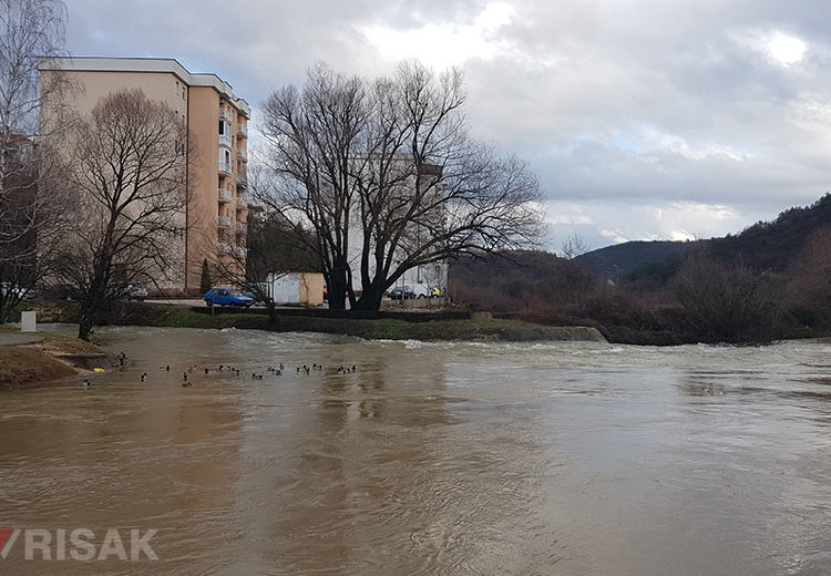 FOTO: Velika količina kiše podignula vodostaj rijeke Lištice