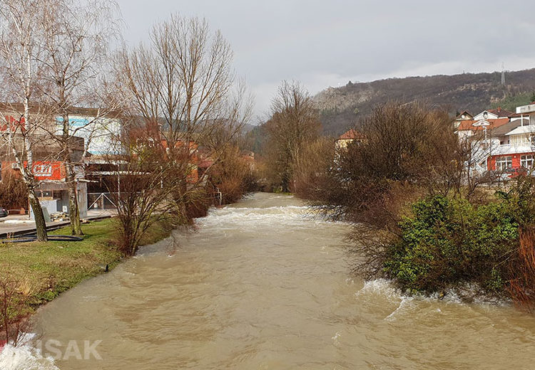FOTO: Velika količina kiše podignula vodostaj rijeke Lištice