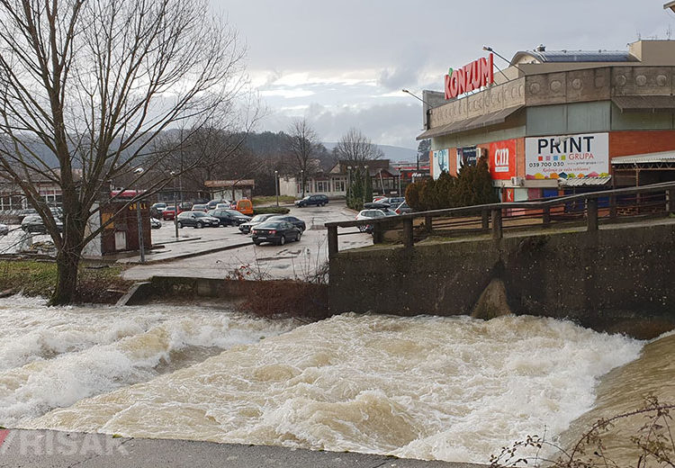 FOTO: Velika količina kiše podignula vodostaj rijeke Lištice