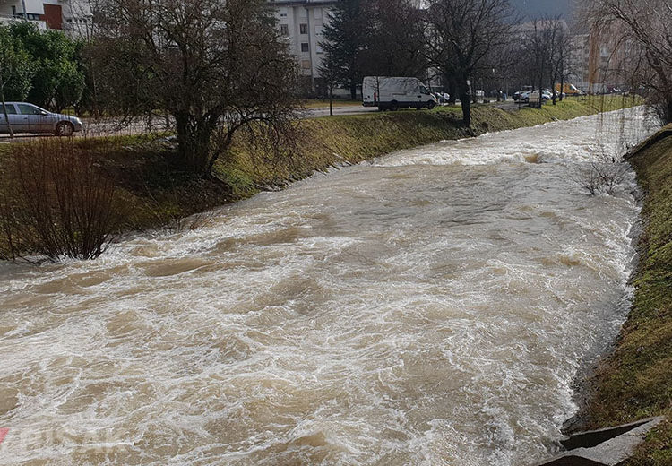 FOTO: Velika količina kiše podignula vodostaj rijeke Lištice