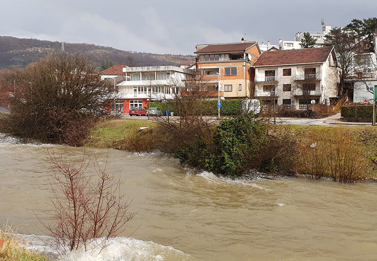 FOTO: Velika količina kiše podignula vodostaj rijeke Lištice