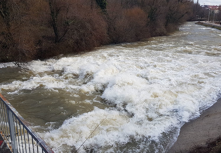 FOTO: Velika količina kiše podignula vodostaj rijeke Lištice