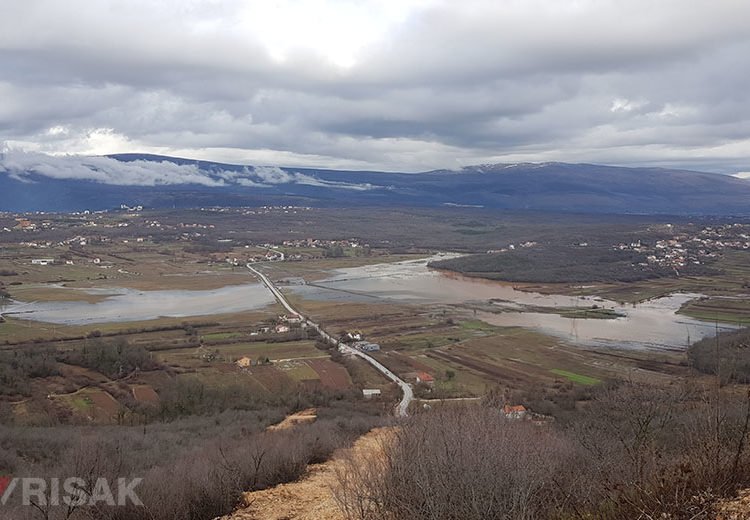 FOTO: Velika količina kiše podignula vodostaj rijeke Lištice
