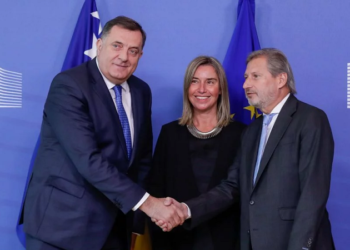 Dodik uručio Hahnu odgovore na Upitnik: Članstvo BiH u EU opredjeljenje svih
